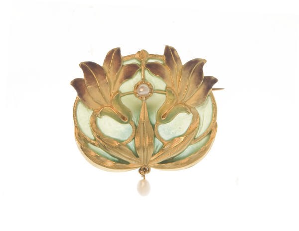 AN ART NOUVEAU ENAMEL, PEARL AND GOLD BROOCH, BY SANDOZ