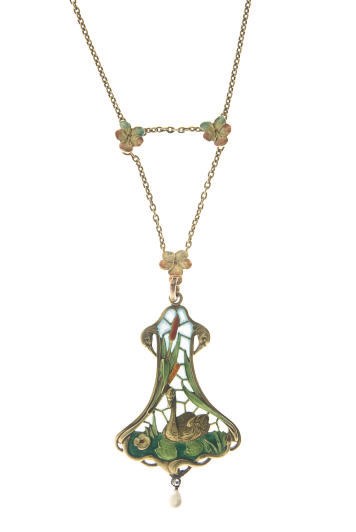 AN ART NOUVEAU ENAMEL AND GOLD PENDANT NECKLACE