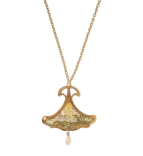 AN ART NOUVEAU ENAMEL AND GOLD PENDANT NECKLACE, BY PLISSON ET HARTZ