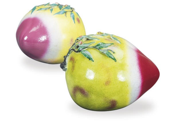 A PAIR OF LARGE PORCELAIN CHINESE EXPORT-STYLE PEACH-FORM TABLE ORNAMENTS,