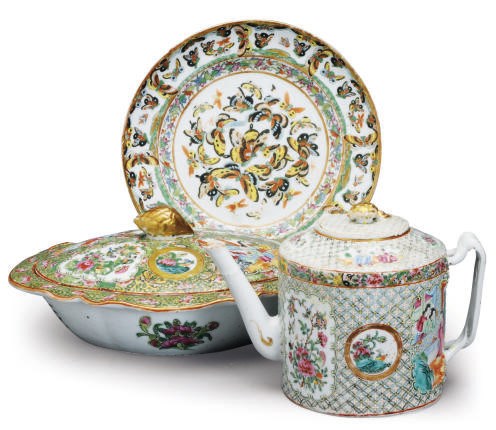 AN ASSEMBLED CHINESE EXPORT PORCELAIN FAMILLE ROSE MEDALLION PART SERVICE,