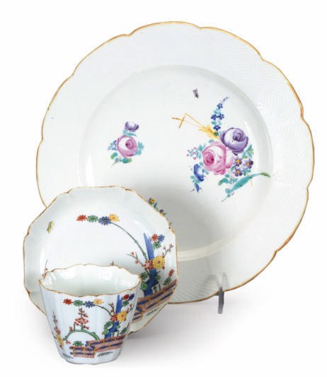 A FRENCH PORCELAIN KAKIEMON-DECORATED TEABOWL AND SAUCER,