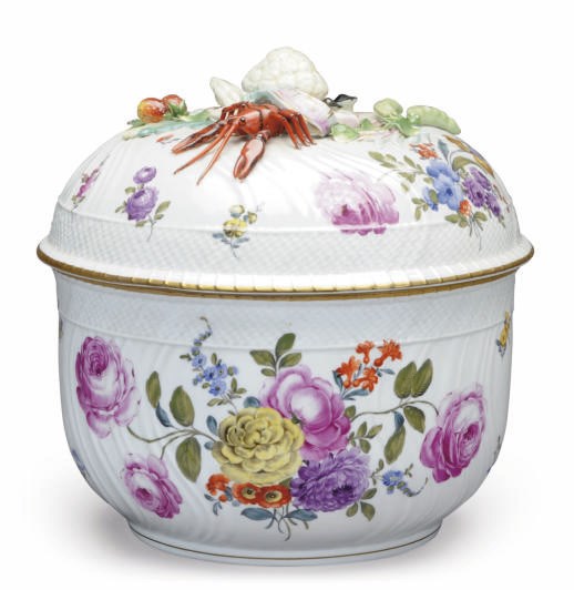 A GERMAN PORCELAIN MEISSEN STYLE OZIER-MOLDED CIRCULAR BOWL AND COVER,