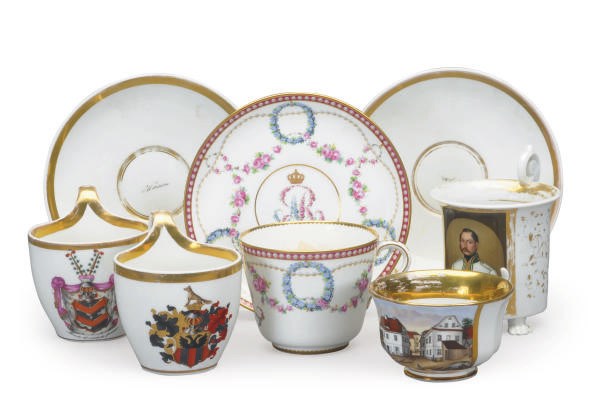 A GROUP OF GERMAN PORCELAIN CUPS AND SAUCERS,
