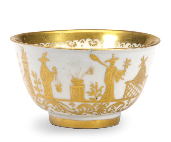 A GERMAN PORCELAIN GOLDCHINESEN TEABOWL,