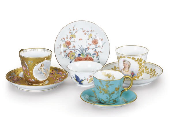 A GROUP OF FRENCH AND ENGLISH PORCELAIN TEACUPS AND SAUCERS,