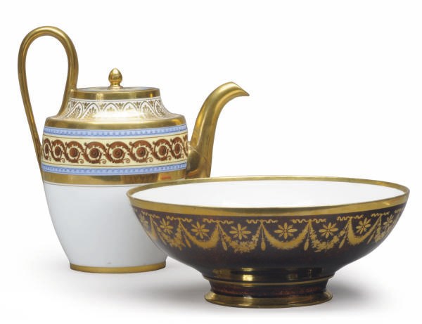 A FRENCH PORCELAIN TEAPOT AND COVER AND TORTOISESHELL-GROUND FOOTED BOWL,