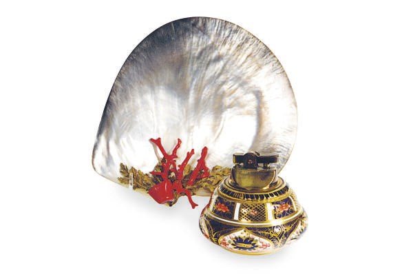 A GROUP OF DECORATIVE TABLE OBJECTS,