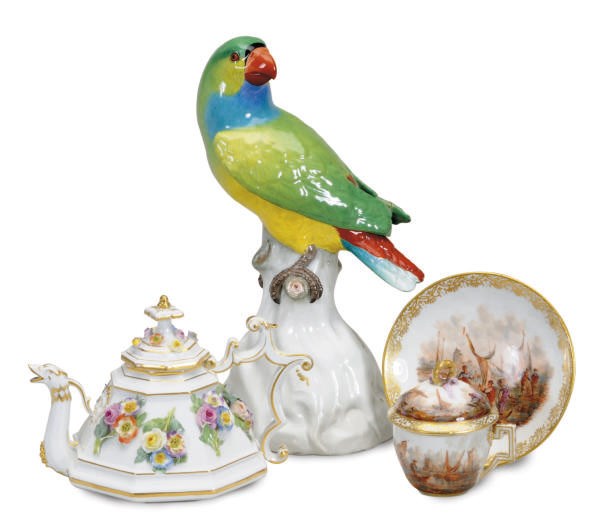 AN ASSEMBLED GERMAN PORCELAIN FLOWER-ENCRUSTED THREE PIECE SOLITAIRE AND A PAIR OF SMALL DOUBLE GOURD VASES AND A MODEL OF A PARROT,