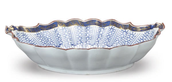 AN ENGLISH PORCELAIN SCALLOPED OBLONG DISH,