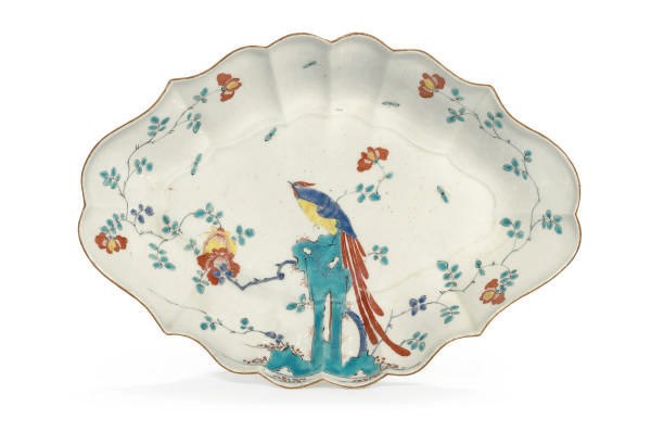AN ENGLISH PORCELAIN DISH IN THE 'SIR JOSHUA REYNOLDS' PATTERN,