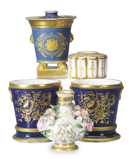 A GROUP OF CONTINENTAL PORCELAIN TABLE ARTICLES,