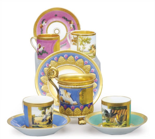 A GROUP OF CONTINENTAL PORCELAIN CUPS AND SAUCERS,