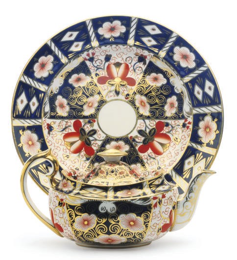 AN ENGLISH PORCELAIN PART SERVICE IN THE 'DOUBLE DIAMOND' PATTERN,