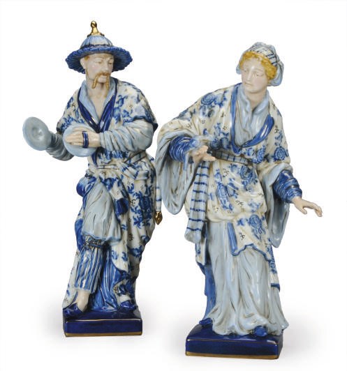 A PAIR OF MEISSEN STYLE PORCELAIN CHINOISSERIE FIGURES OF MALABAR MUSICIANS,