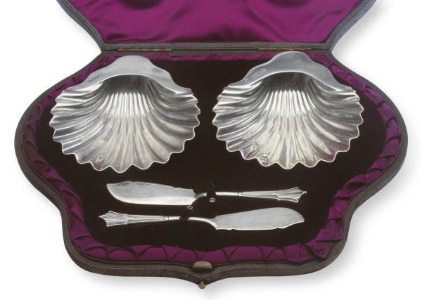A PAIR OF VICTORIAN SILVER SHELL-FORM BUTTER DISHES AND BUTTER KNIVES,