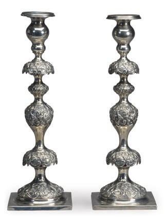 A PAIR OF SILVER CANDLESTICKS,