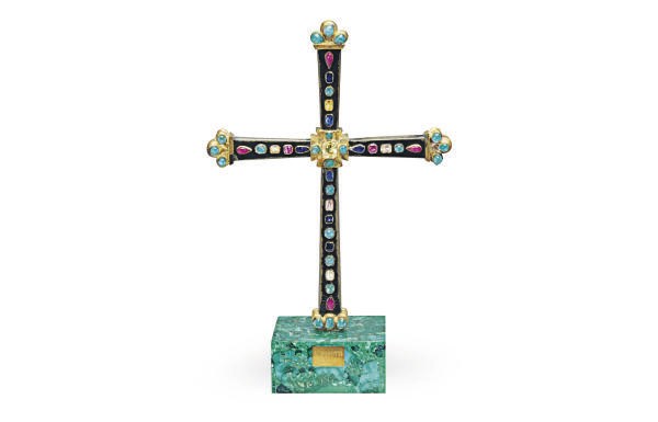 A CONTINENTAL GOLD MOUNTED CRUCIFIX INSET WITH RUBIES, SAPPHIRES, EMERALDS AND YELLOW GEMSTONES ON A MALACHITE VENEERED PLINTH,