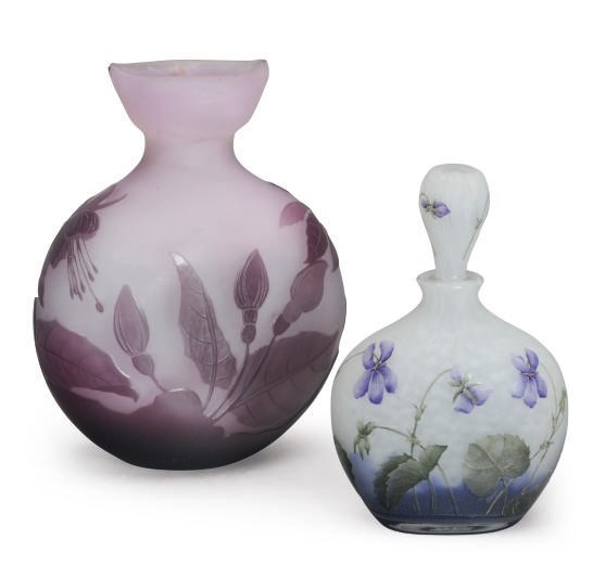 A FRENCH CAMEO GLASS SCENT BOTTLE AND STOPPER AND A VASE,