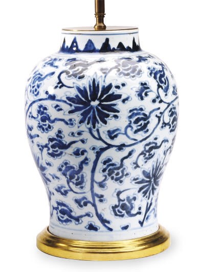 A CHINESE PORCELAIN BLUE AND WHITE BALUSTER JAR MOUNTED AS A LAMP