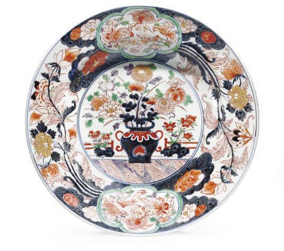 A JAPANESE ARITA WARE PORCELAIN CHARGER.
