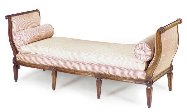 AN ITALIAN WALNUT AND UPHOLSTERED SERPENTINE SETTEE,