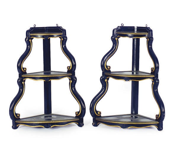 A PAIR OF EBONIZED AND PARCEL-GILT SERPENTINE HANGING CORNER SHELVES,