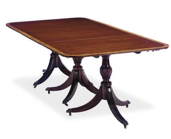 A MAHOGANY AND CROSSBANDED EXTENDING DINING TABLE,