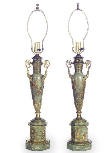 A PAIR OF FRENCH ORMOLU AND CHINOISERIE-DECORATED TABLE LAMPS,