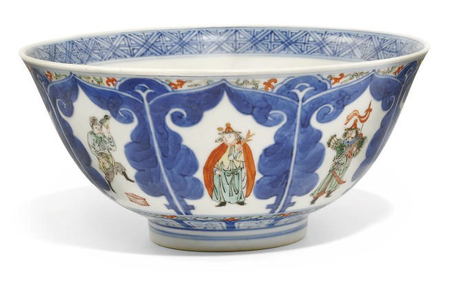 A CHINESE UNDERGLAZE BLUE AND ENAMELLED BOWL