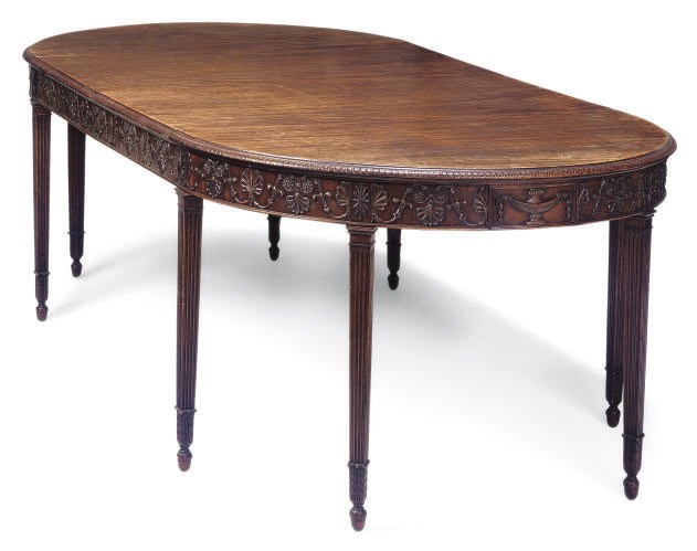 AN EDWARDIAN MAHOGANY EXTENDING DINING TABLE
