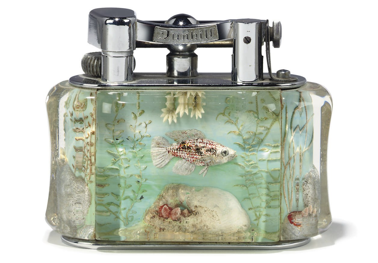 A CHROME-MOUNTED PERSPEX 'AQUARIUM' TABLE LIGHTER