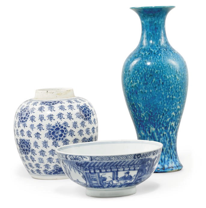 A CHINESE BLUE AND WHITE GINGER JAR AND WOOD COVER