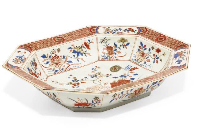 A CHINESE EXPORT IMARI OCTAGONAL BOWL