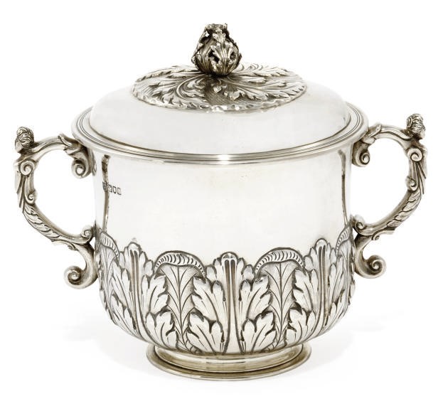 AN EDWARDIAN SILVER PORRINGER IN THE LATE 17TH CENTURY STYLE