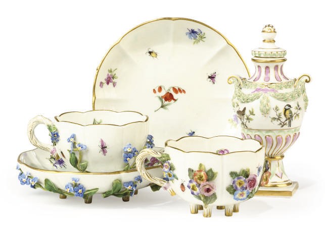 A PAIR OF MEISSEN FLOWER-ENCRUSTED CUPS AND SAUCERS AND A VASE