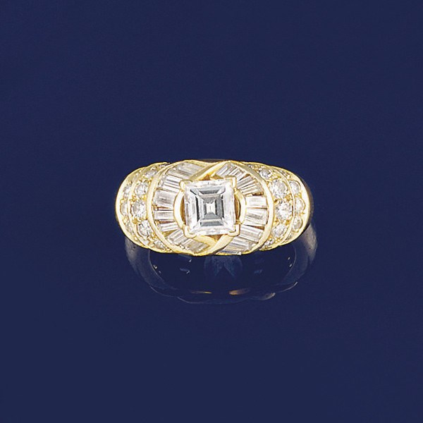 A diamond cluster ring