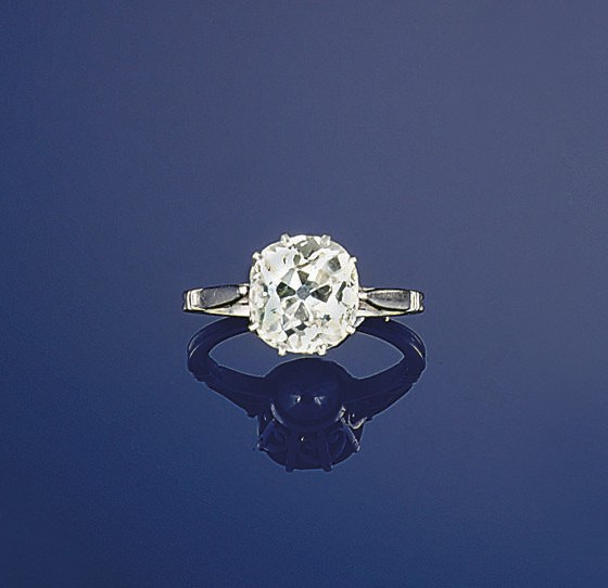 A diamond single stone ring