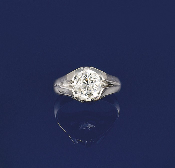 A diamond single stone ring