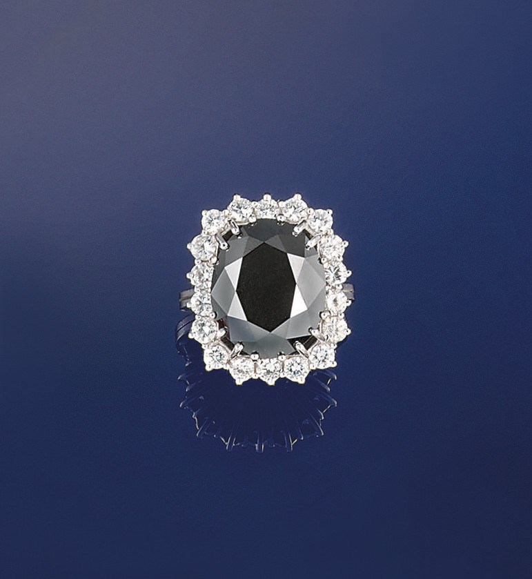 A coloured diamond and diamond cluster ring