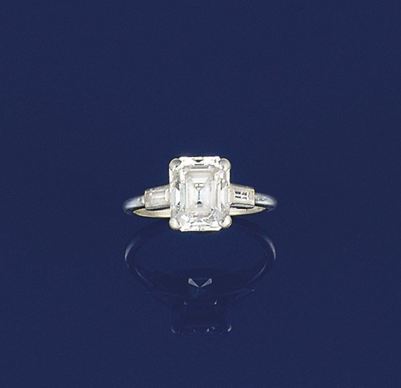A diamond single stone ring