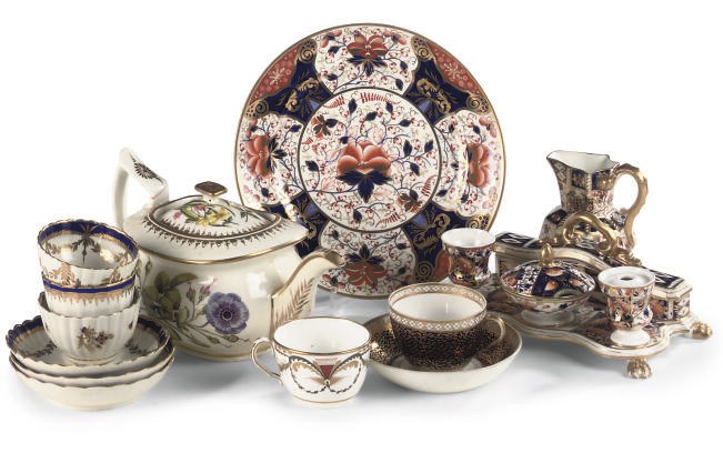 A DERBY IMARI DESK-SET AND TWO COVERS AND VARIOUS OTHER ITEMS OF ENGLISH PORCELAIN