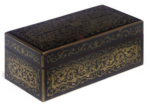 AN EDWARDIAN BRASS AND TORTOISESHELL 'BOULLEWORK' CIGARETTE BOX