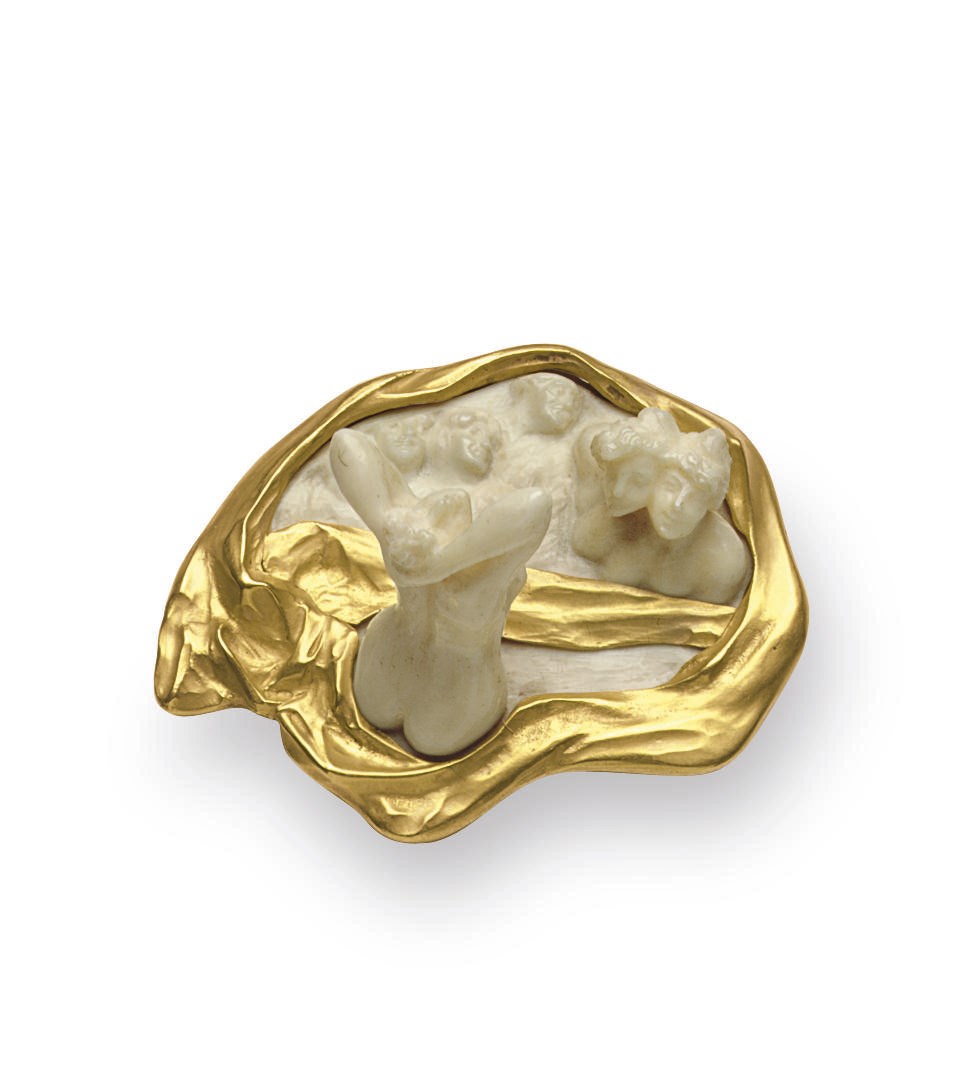 **AN ART NOUVEAU IVORY AND GOLD BROOCH, BY RENE LALIQUE
