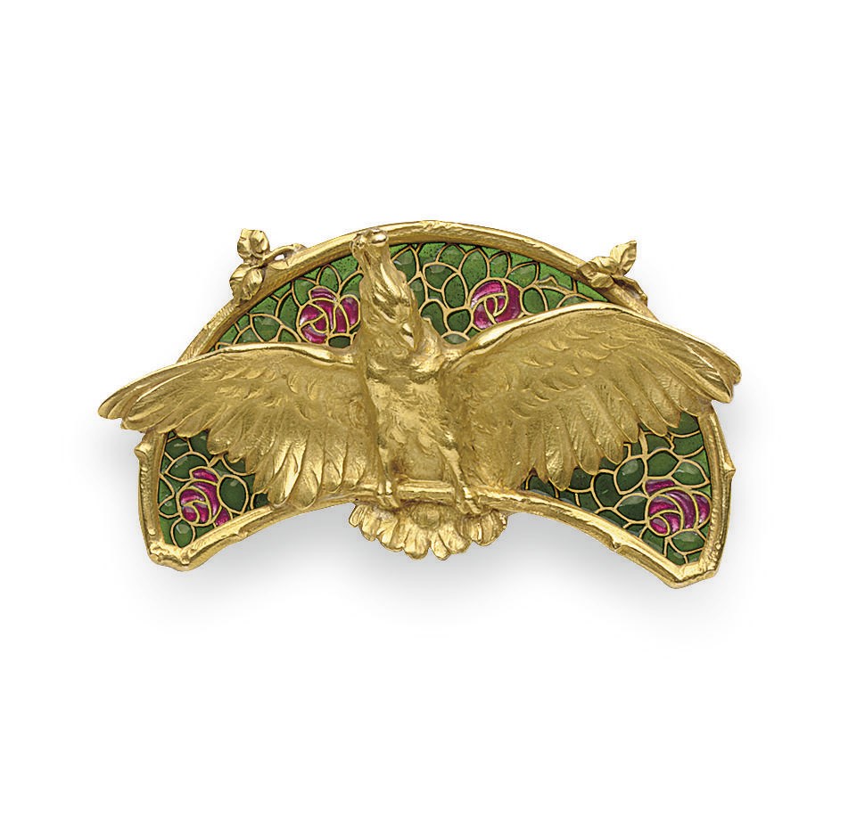 AN ART NOUVEAU GOLD AND ENAMEL BROOCH