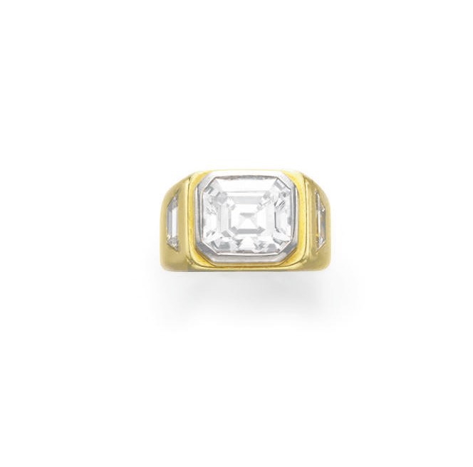 A DIAMOND AND GOLD RING