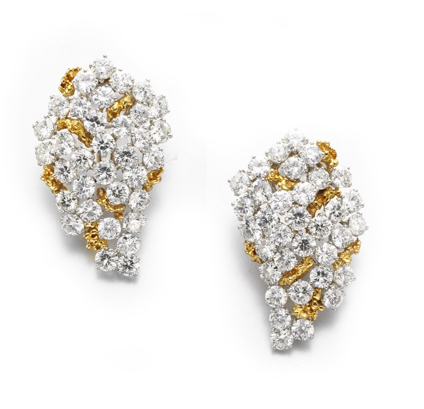 A PAIR OF DIAMOND AND GOLD EAR PENDANTS