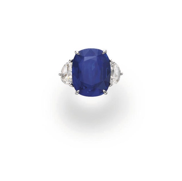 A SAPPHIRE AND DIAMOND RING