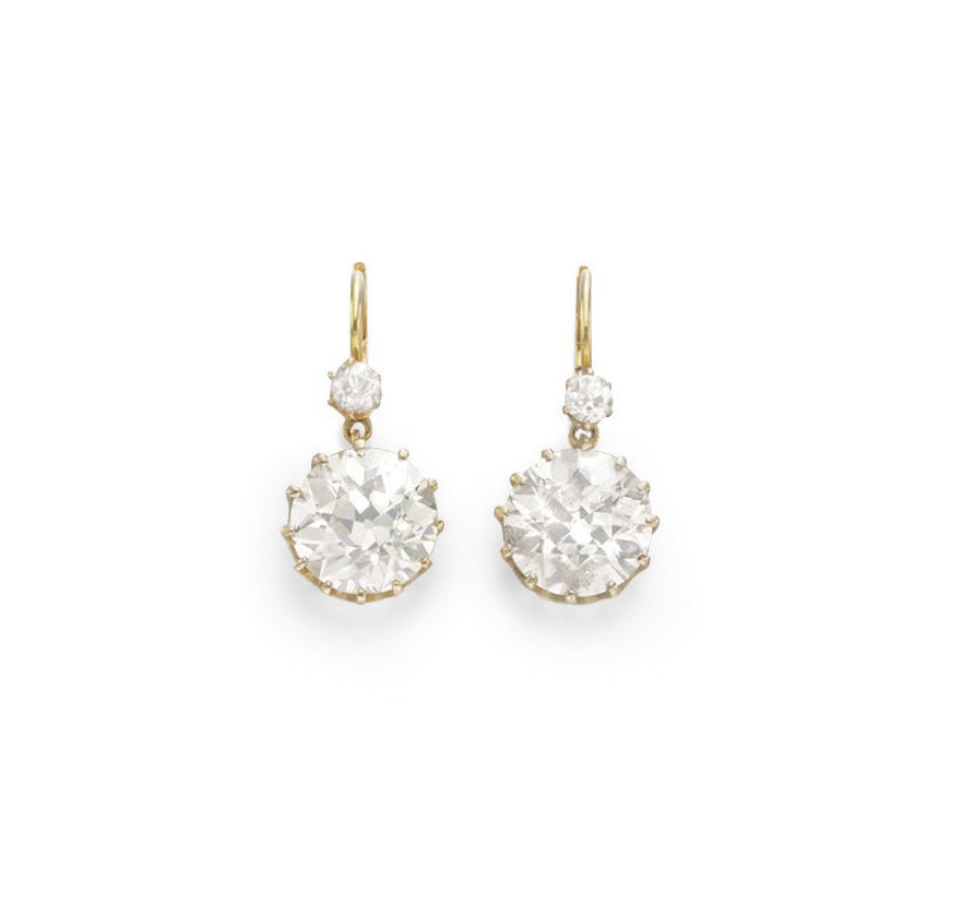 A PAIR OF DIAMOND EAR PENDANTS
