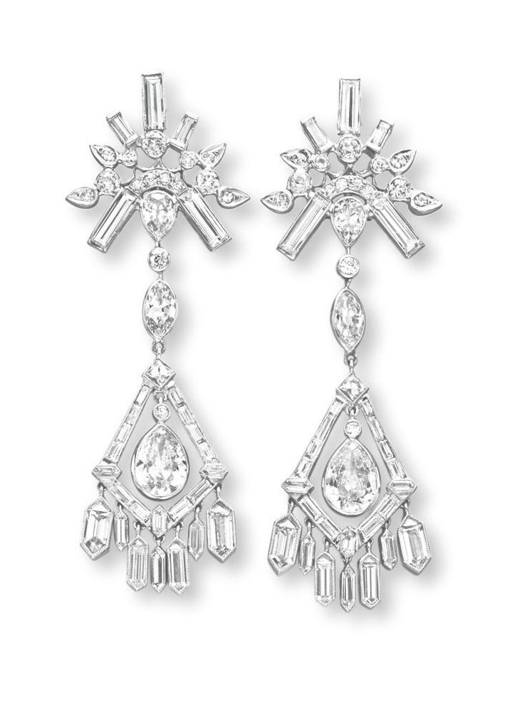 A PAIR OF DIAMOND EAR PENDANTS